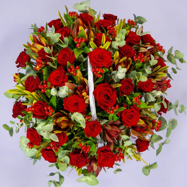 31 розы и эвкалипта в корзине