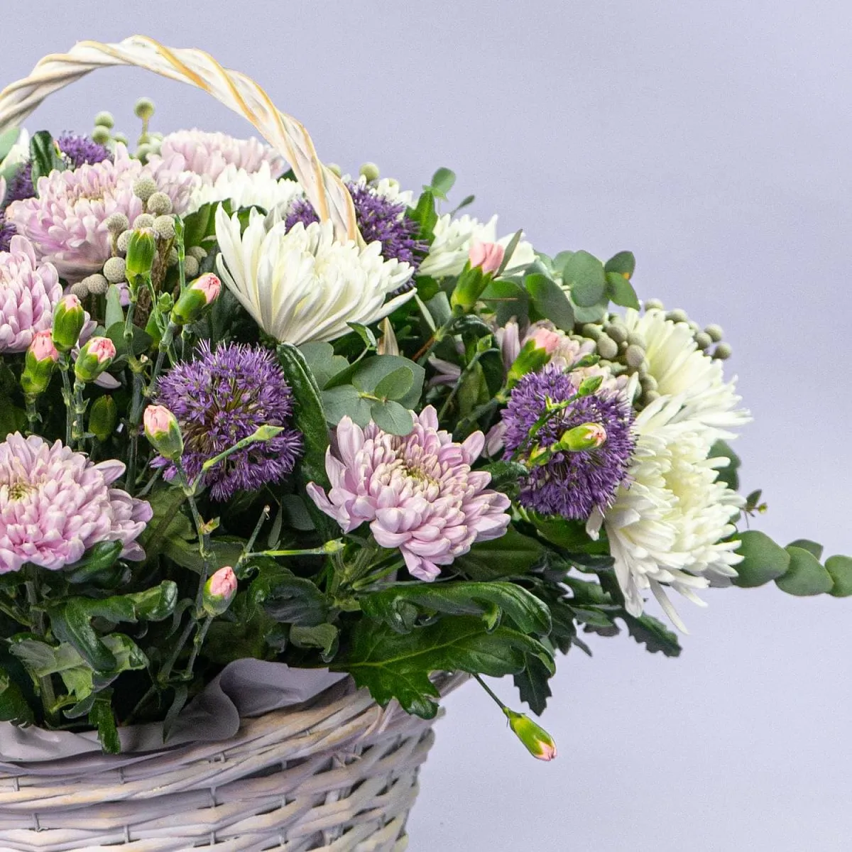 Хризантемы микс и гвоздики в корзине