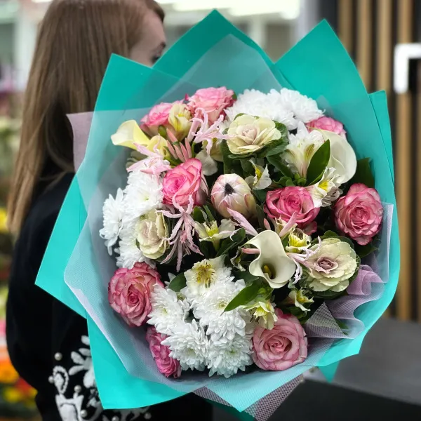 Букет из роз, альстромерии и хризантем