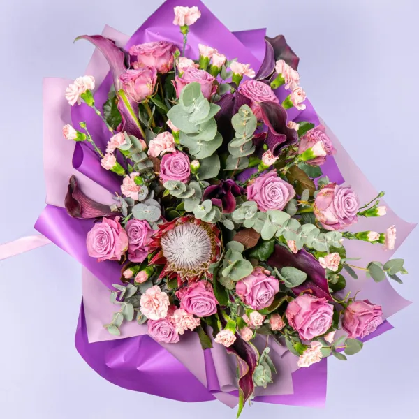 Букет из роз, гвоздик и протеи