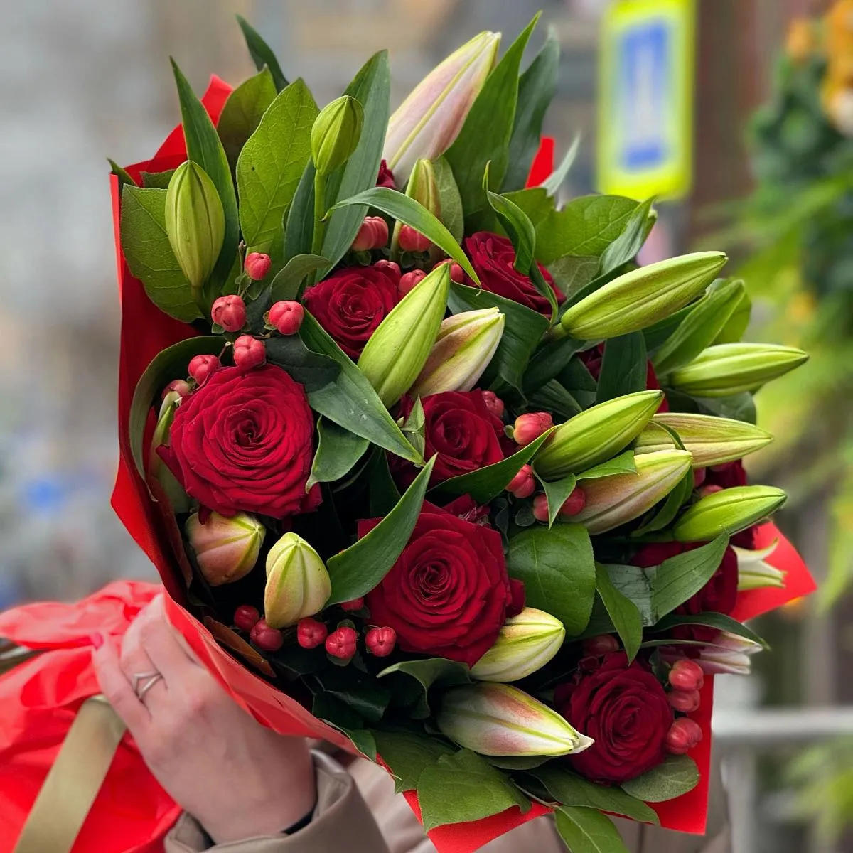 Огромный букет из роз и лилий