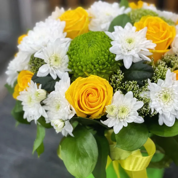 Хризантемы и розы в коробке