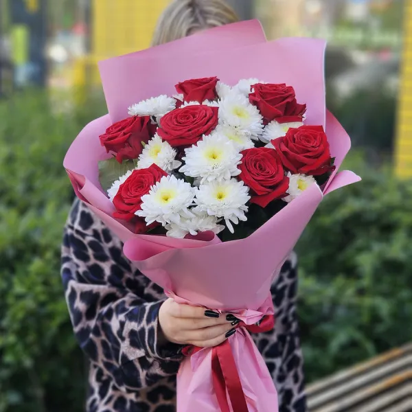 Букет из хризантем и красных роз (60 см)