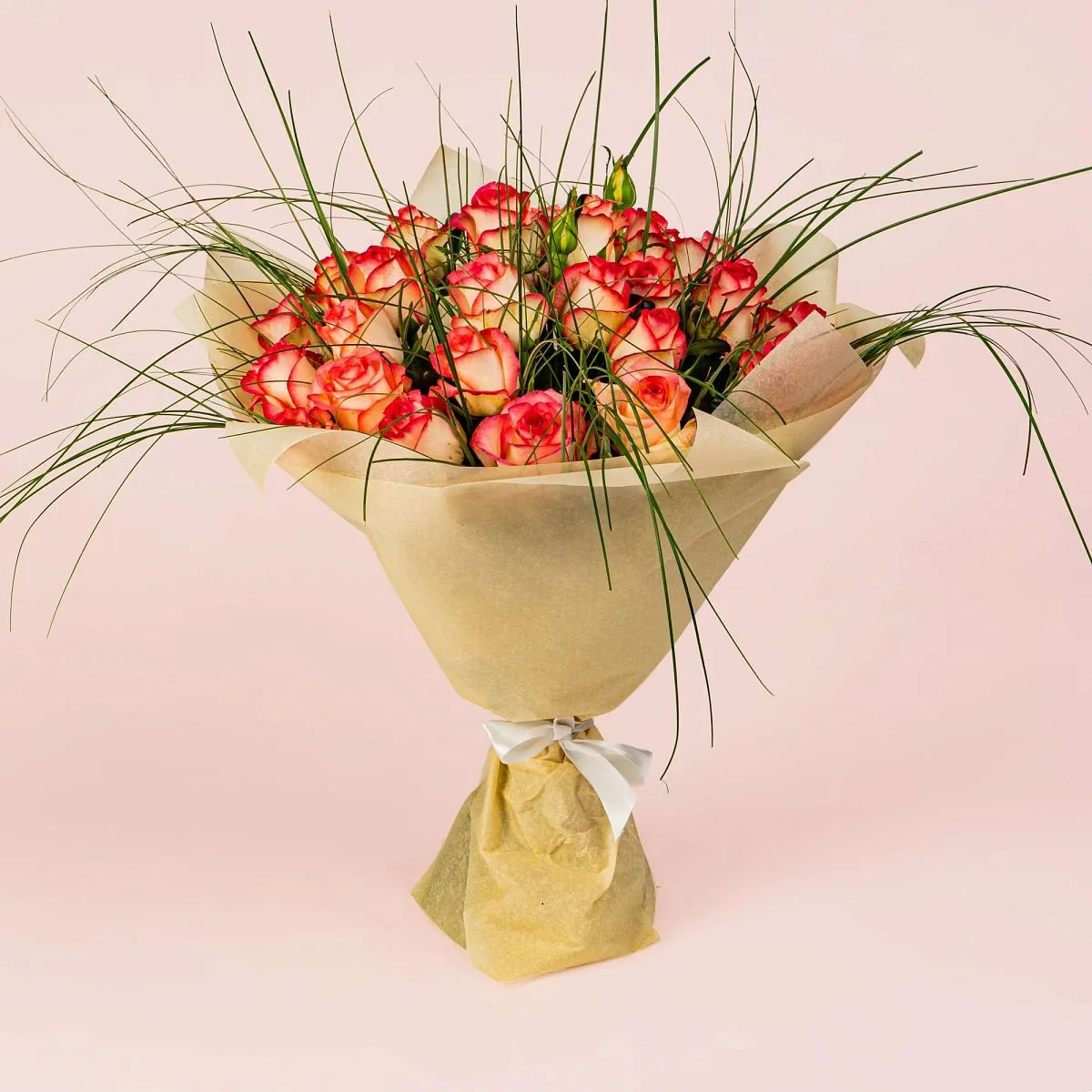 Букет из роз и берграсса