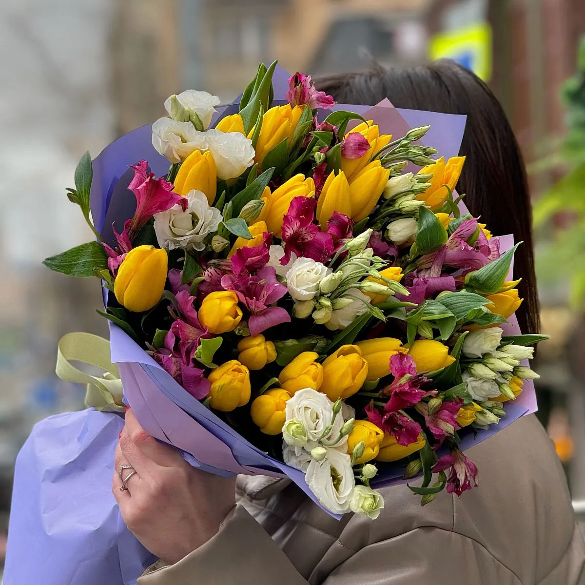 Огромный букет из 51 тюльпана и ириса