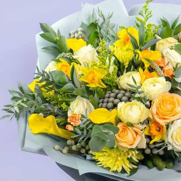 Букет из антуриума, роз и нарциссов