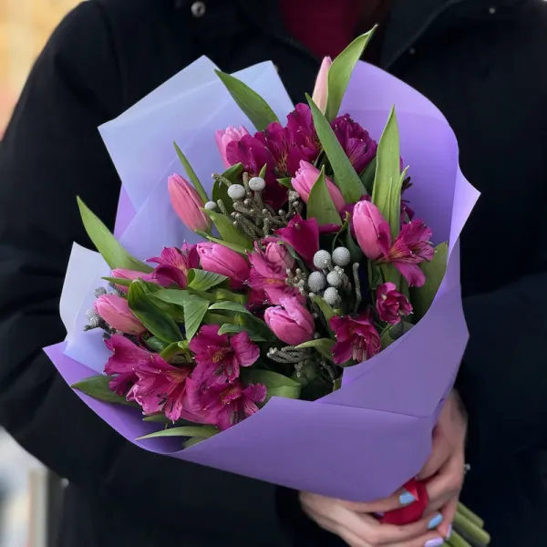 Букет из тюльпанов и альстромерий