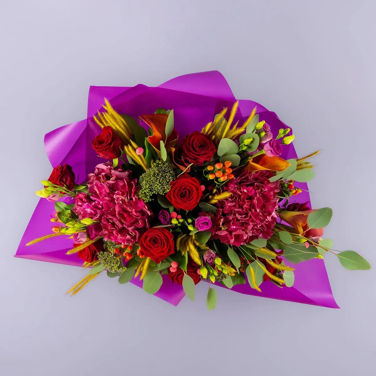 Букет из роз, гортензий и сухоцветов