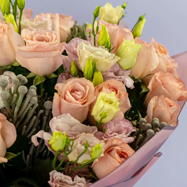 Букет из 29 роз и эустом