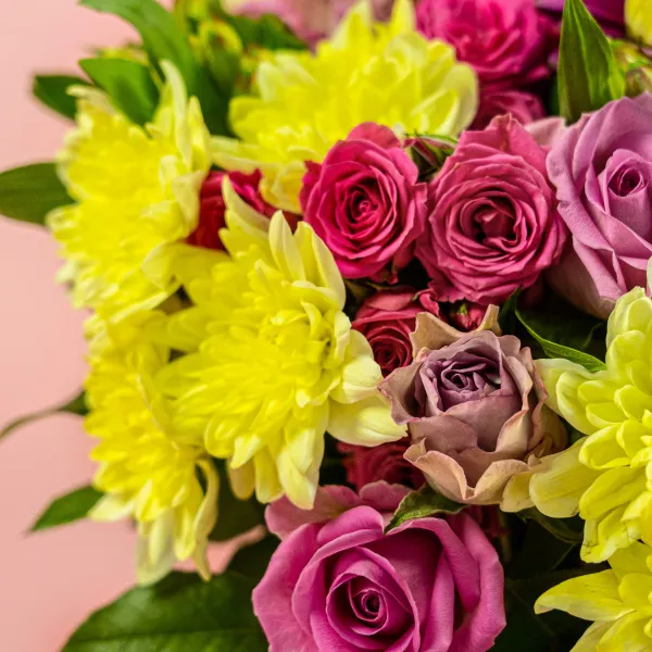 Розы микс, хризантемы, гербера в коробке