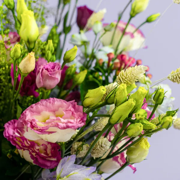 Букет из эустом и дельфиниумов