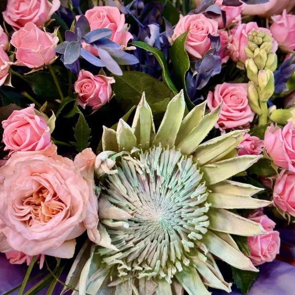 Букет из гвоздик, роз и антиринум