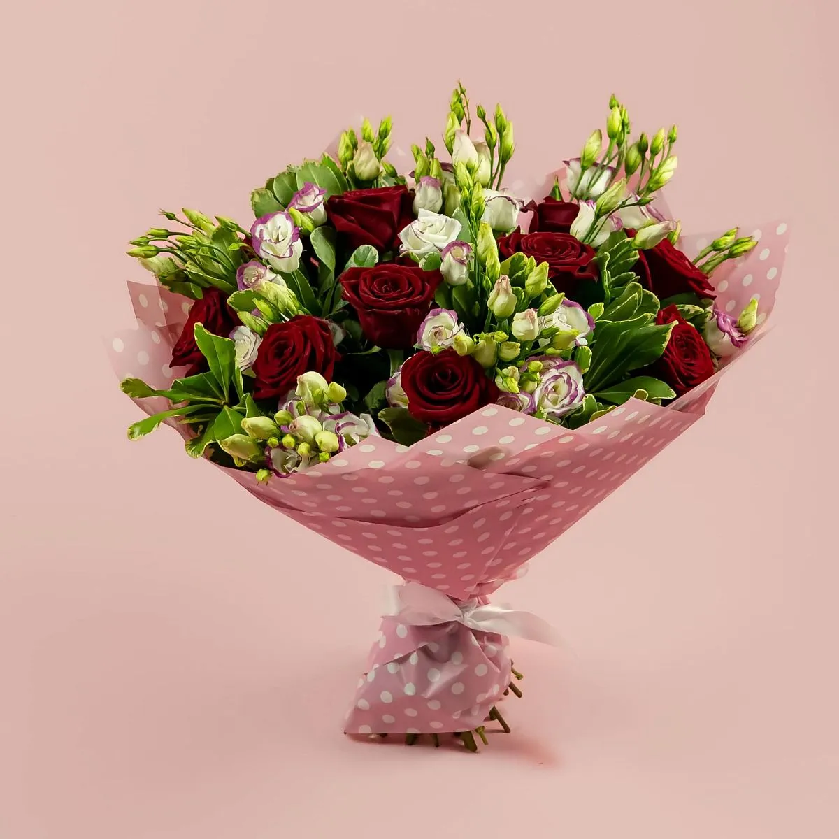 Букет из роз и бело-розовых эустом