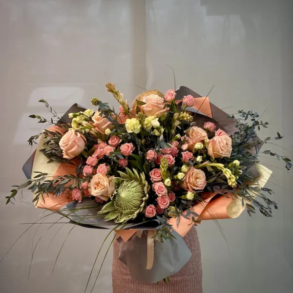 Букет из гвоздик, роз и антиринум