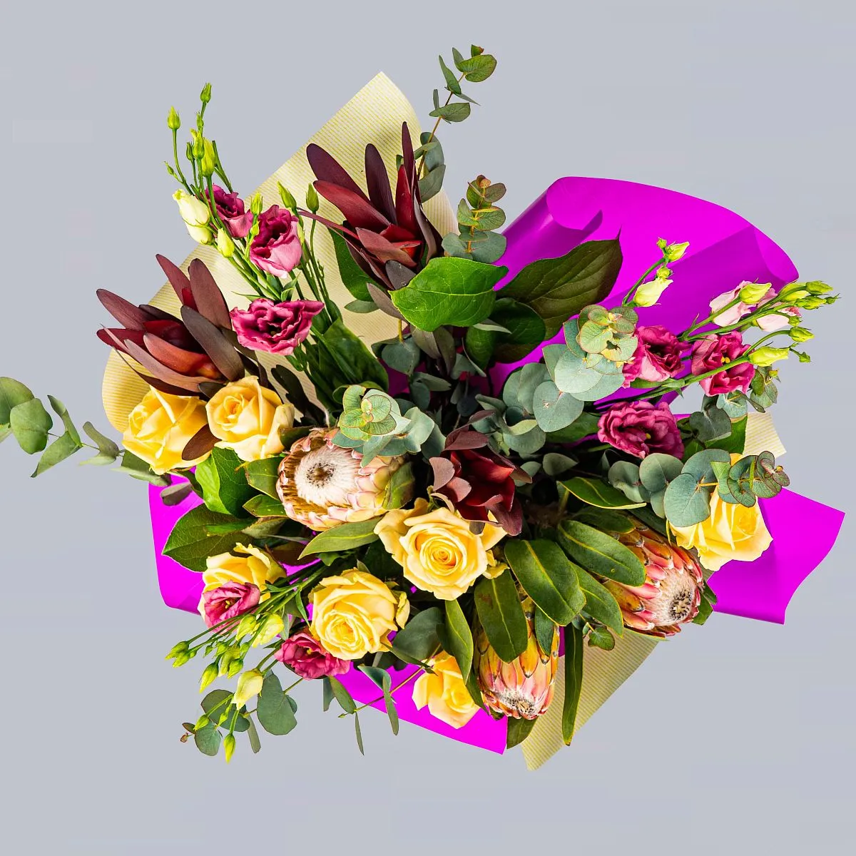 Букет из 7 роз и протеи