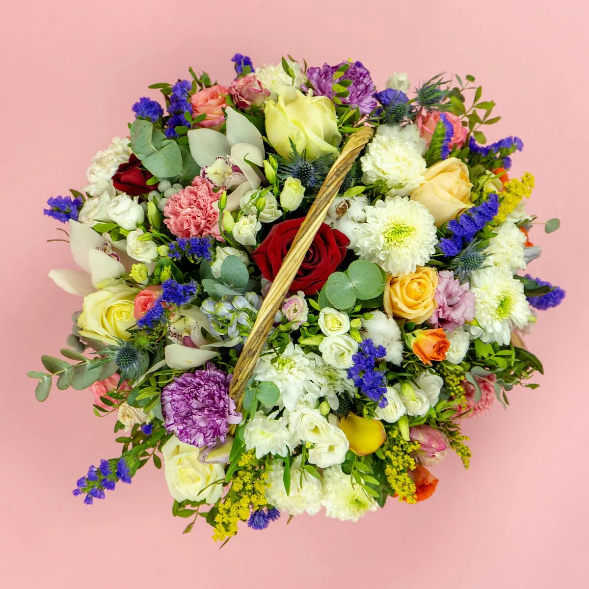 Хризантемы микс и эустом в корзине