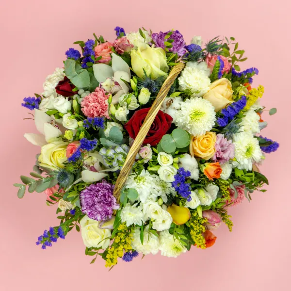 Хризантемы микс и эустом в корзине