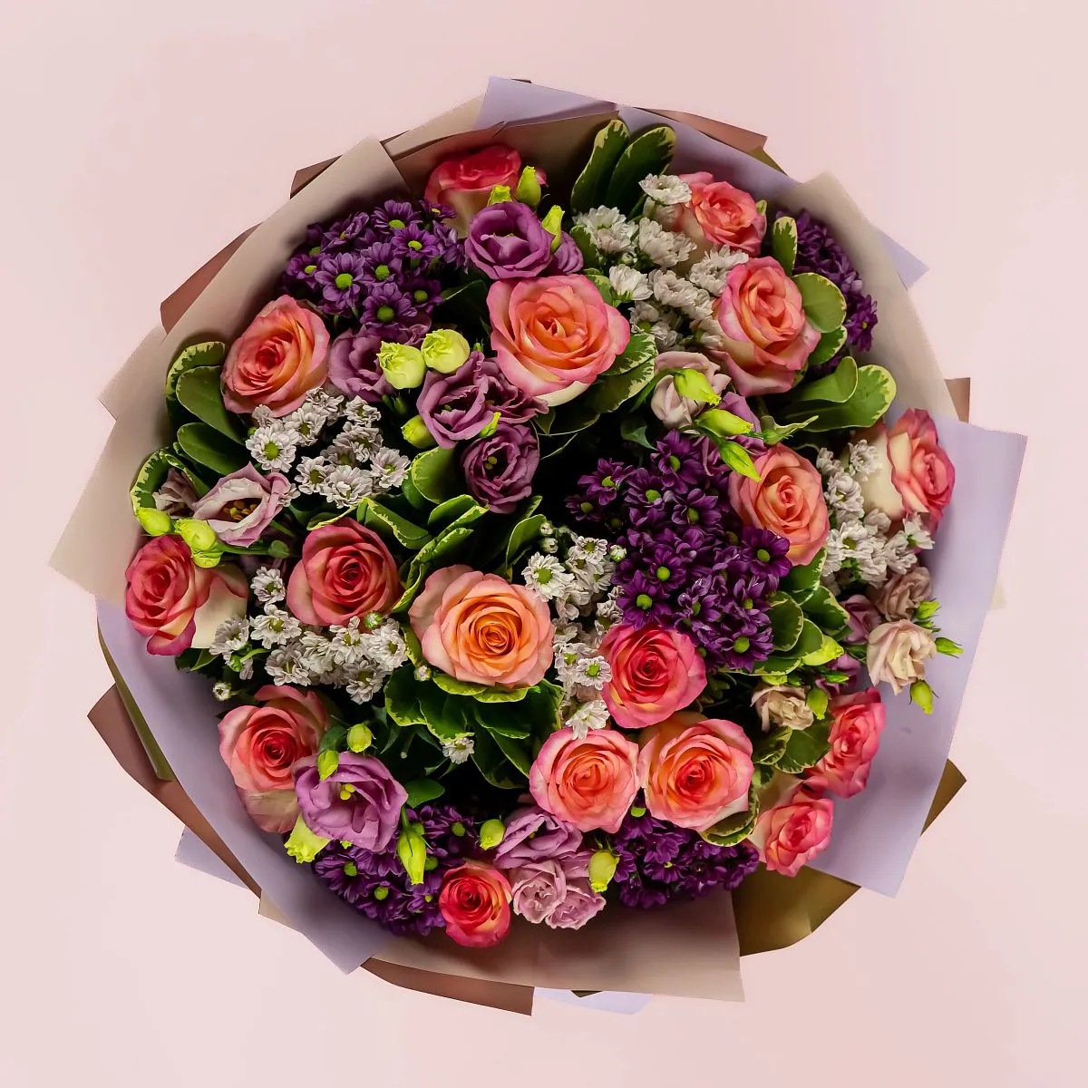 Букет из нежных роз, эустом и хризантем