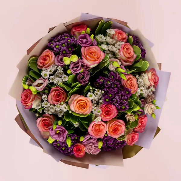 Букет из нежных роз, эустом и хризантем