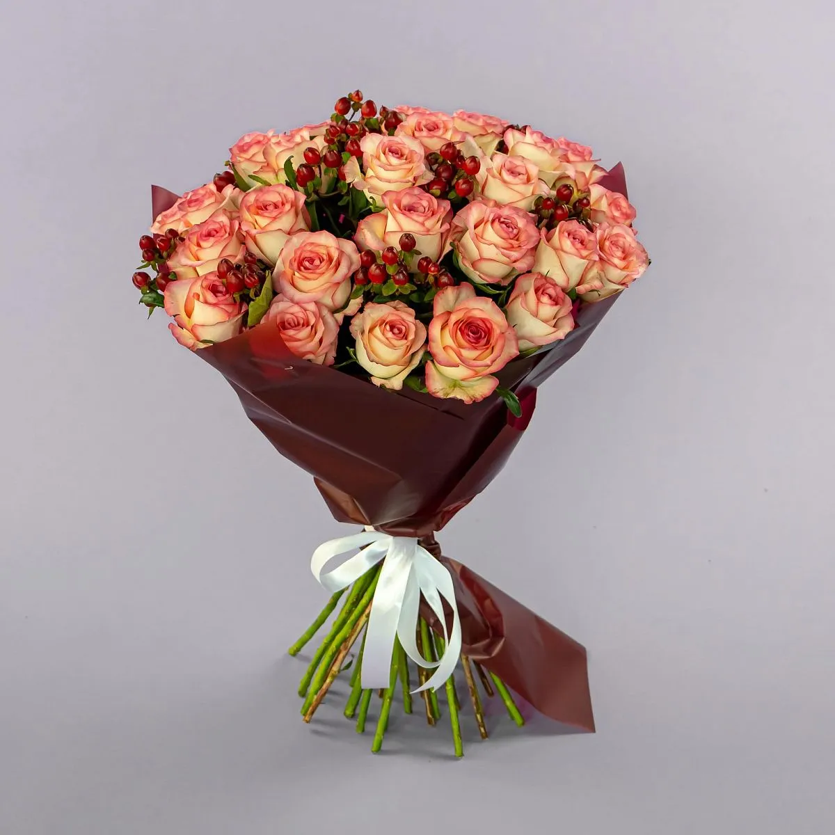 Букет из 31 бело-розовой розы