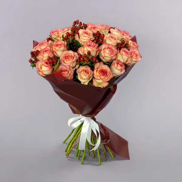 Букет из 31 бело-розовой розы