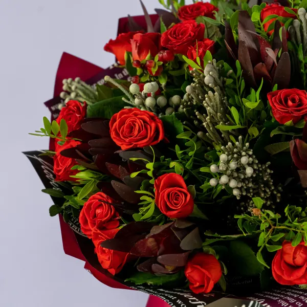 Букет из 27 красных роз и брунии