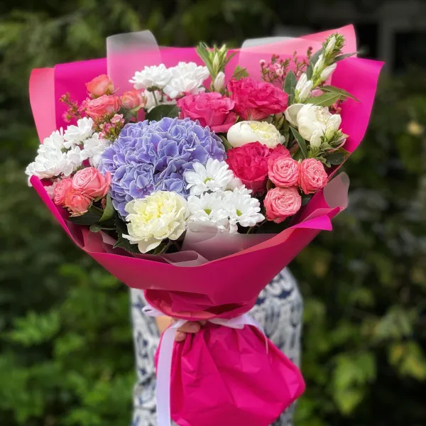 Букет из хризантем, роз и пион