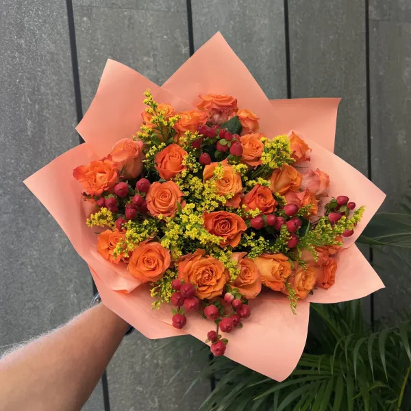 Букет из роз, и солидаго