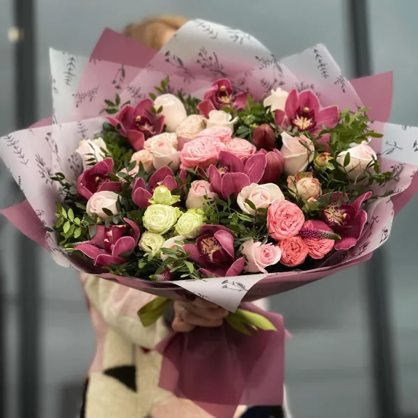 Огромный букет из роз и матиолл