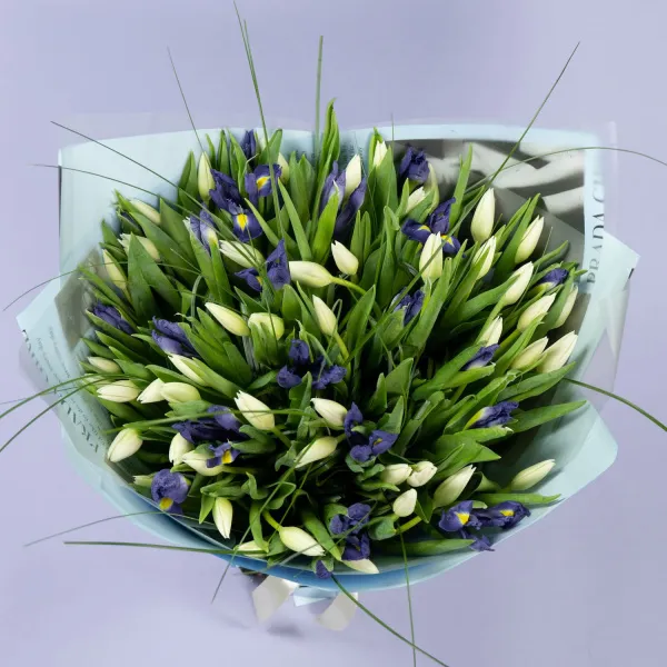 Букет из ирисов и тюльпанов