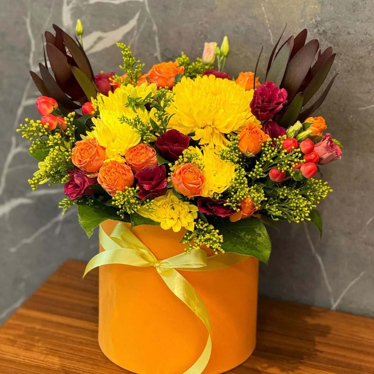 Гиперикумы, хризантемы и розы в коробке