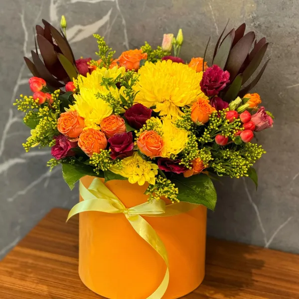 Гиперикумы, хризантемы и розы в коробке