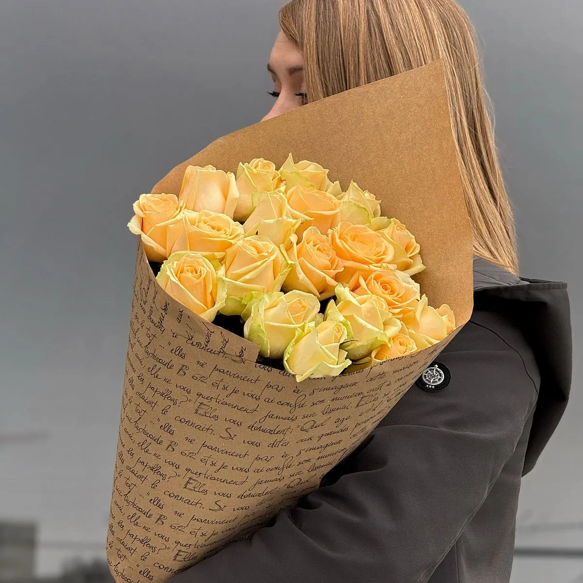 Букет из 19 кремовых роз (70 см)