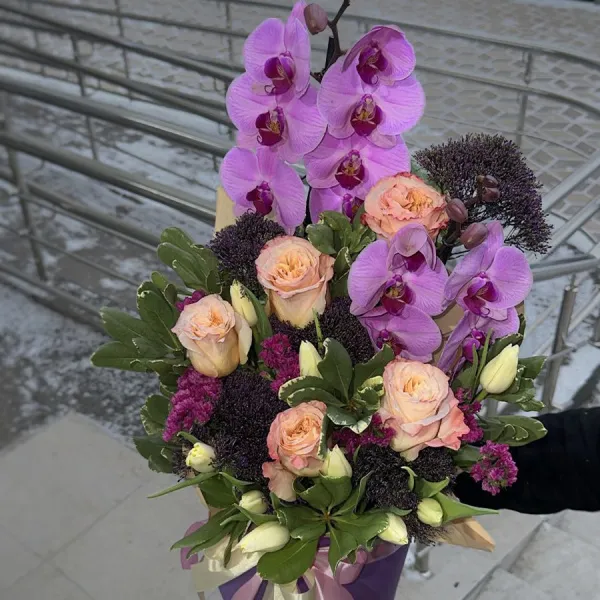 Тюльпаны, розы и питтоспорума в коробке