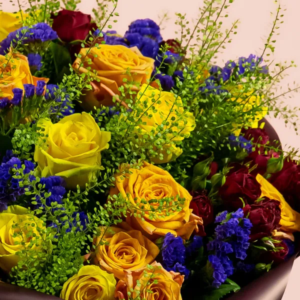 Букет из роз микс и статицы